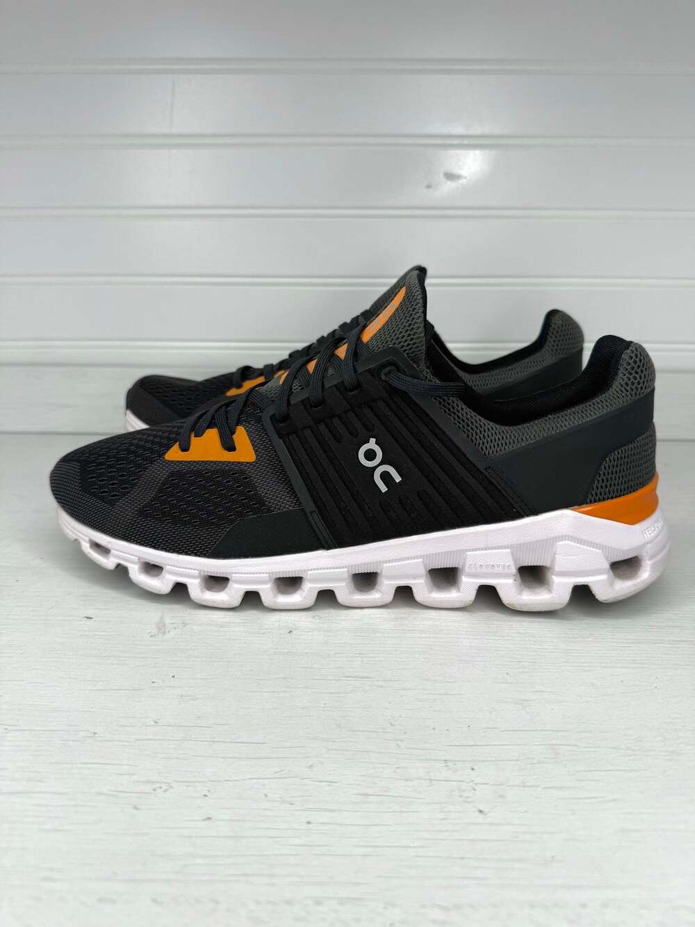 On Cloudswift Men’s 9.5 Black Gray Orange Turmeric Running Shoes 41.98397